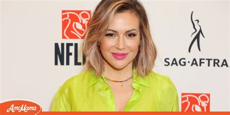 Alyssa Milano flaunts her incredible bikini body by the。